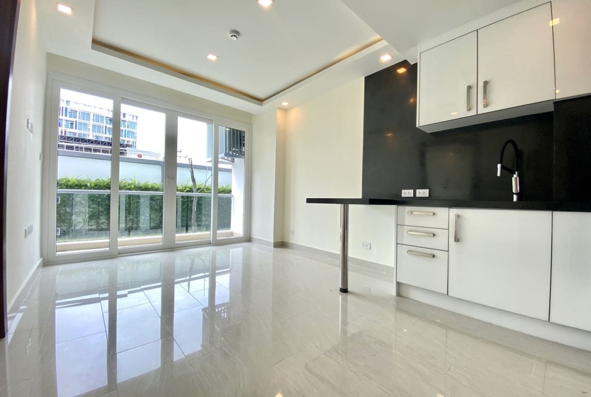 Grand Avenue , 36 sqm 1 bed 1st floor garden view