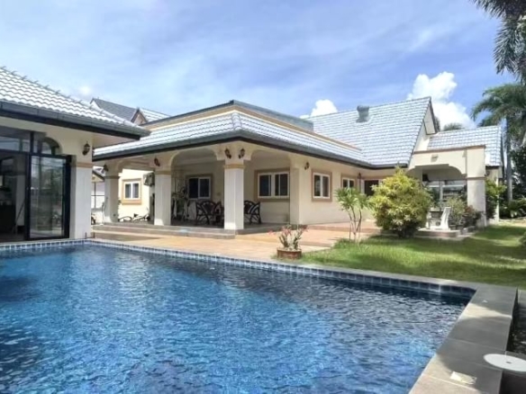 4 beds pool villa with 848 sqm land near Mabprachan Lake