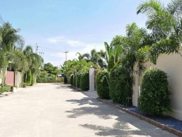 Near wat huai yai, the land in the community is 760 sqm with water and electricity