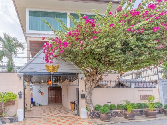 500 sqm 5 bedroom premium sea view villa in Pratumnak Pattaya