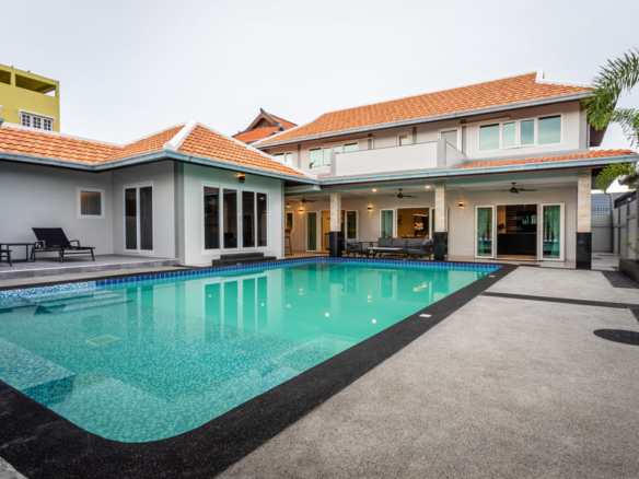 Land 473.6 sqm 4 bedroom pool villa near Mabprachan Lake