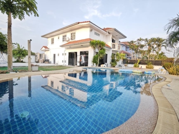 508 sqm of 5-bedroom double-storey fine-decorated villa In jomtien beach area
