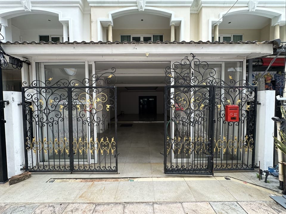 For Sale | A townhouse with shops on the ground floor in the downtown area, next to a star-rated hotel