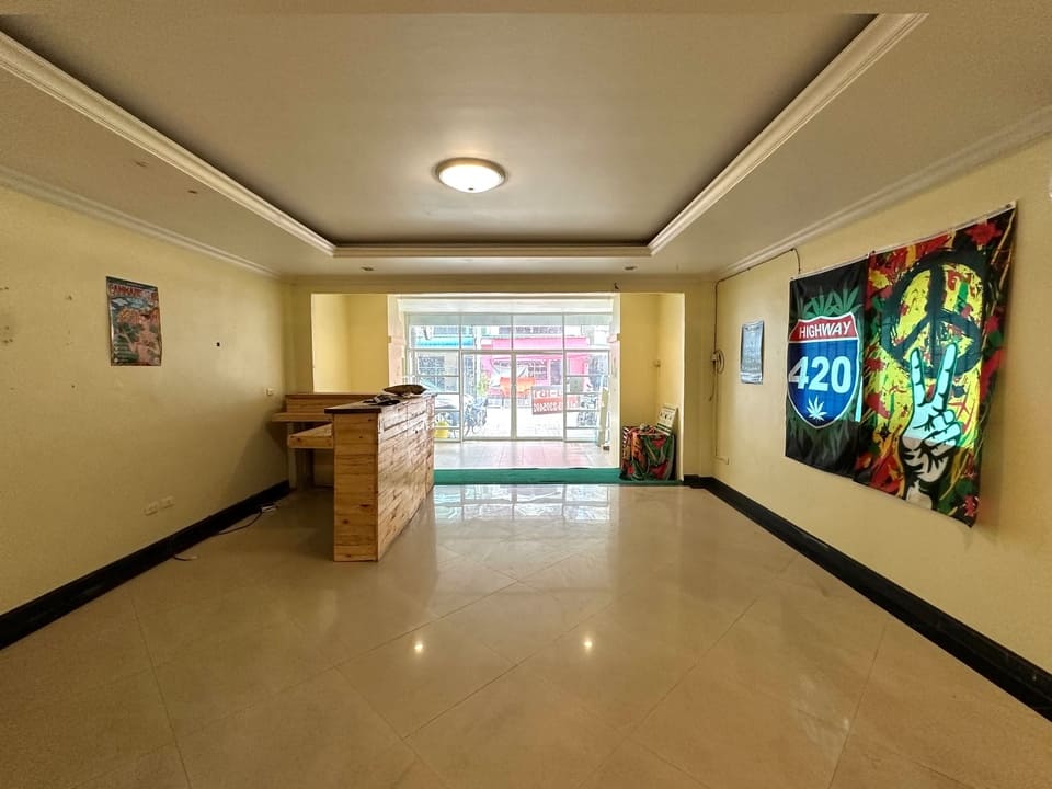 市区底层带商铺的联排屋，紧挨着品牌酒店，有着较高的人流量