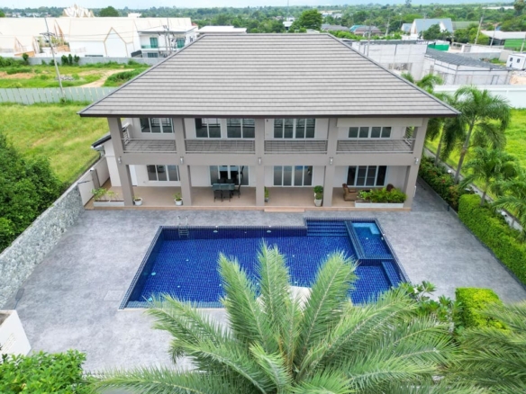 1,052 sqm of land, luxurious 5-bedroom 2-storey pool villa, near Chaknok Lake