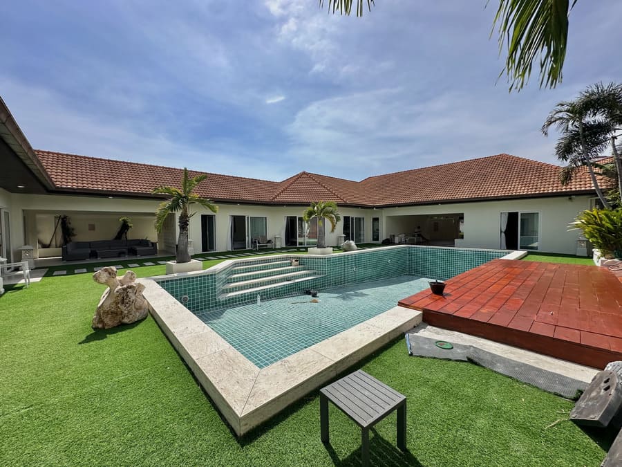 View Talay Villas | 1000 sqm Land, 6-Bedroom Pool Villa