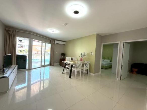 Spacious 92 sqm 2-Bedroom Pool View at Jomtien Plaza Residence