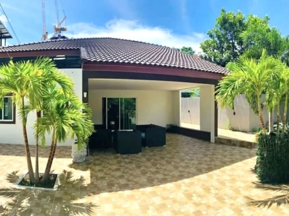 中天二路旁（近中天夜市）｜占地约400㎡ · 6卧两层独栋别墅