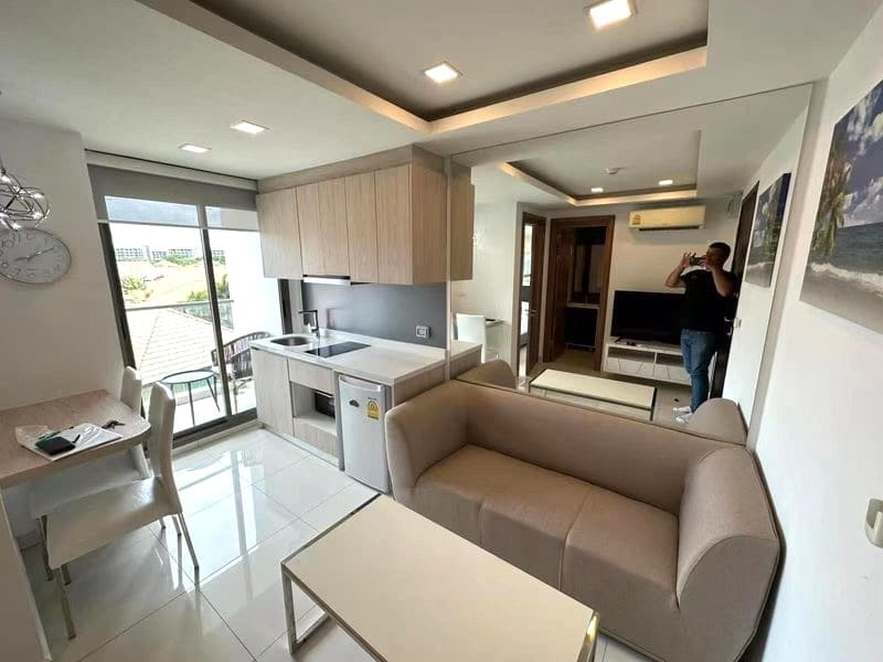 1BR Condo for Rent at Arcadia Beach Resort, Pattaya | 26 sqm | Building C, 4th Floor | Lagoon Pool