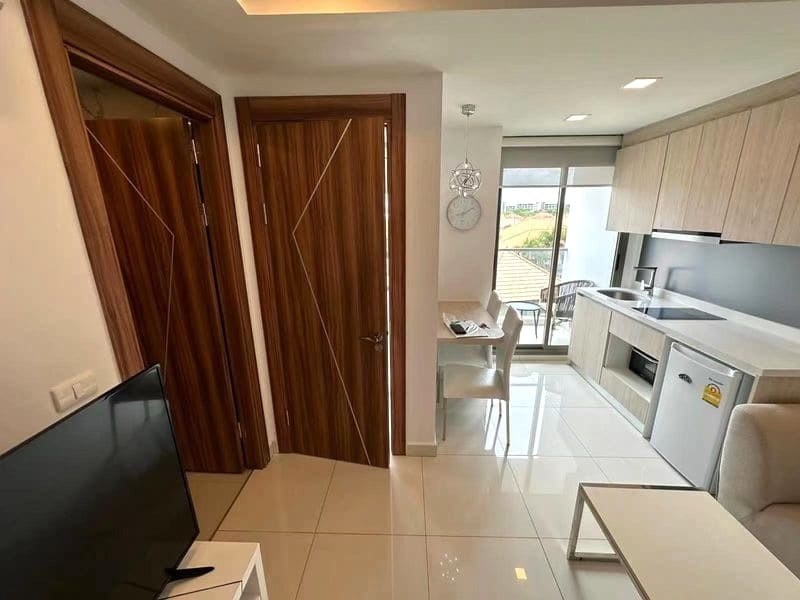 1BR Condo for Rent at Arcadia Beach Resort, Pattaya | 26 sqm | Building C, 4th Floor | Lagoon Pool