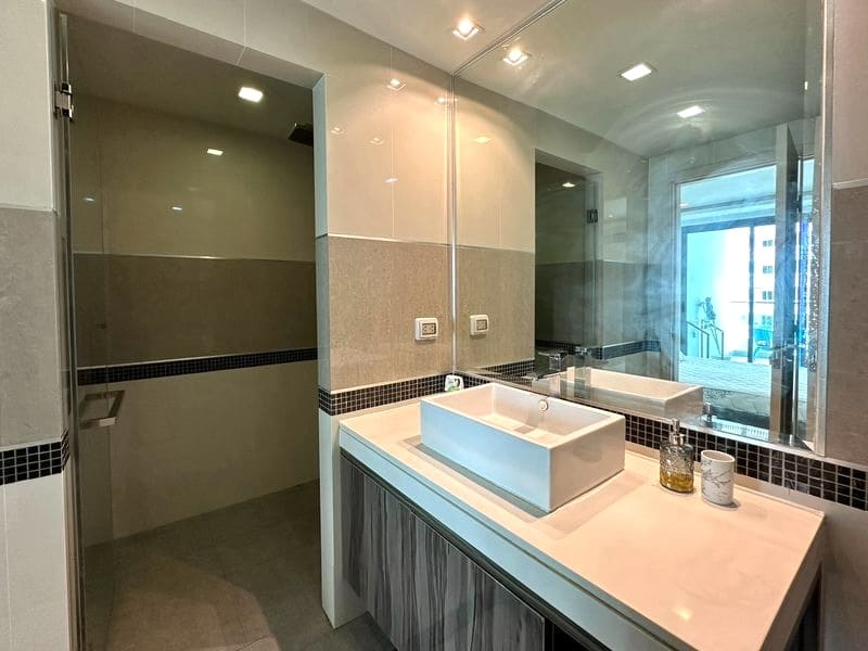 1BR Condo for Rent at Wongamat Tower｜65 sqm｜15th Floor｜Sea View｜Adjacent to Wong Amat Beach (1503)