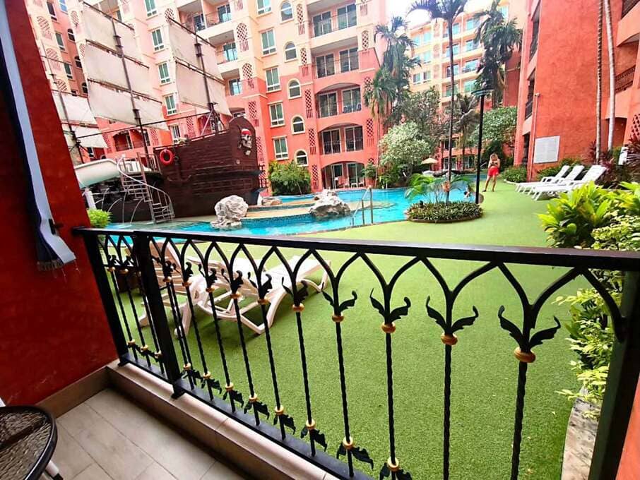 Seven Seas Condo Jomtien（七海1）1居36.5㎡｜1楼｜阳台直通泳池｜转角单元｜热带岛屿主题泳池